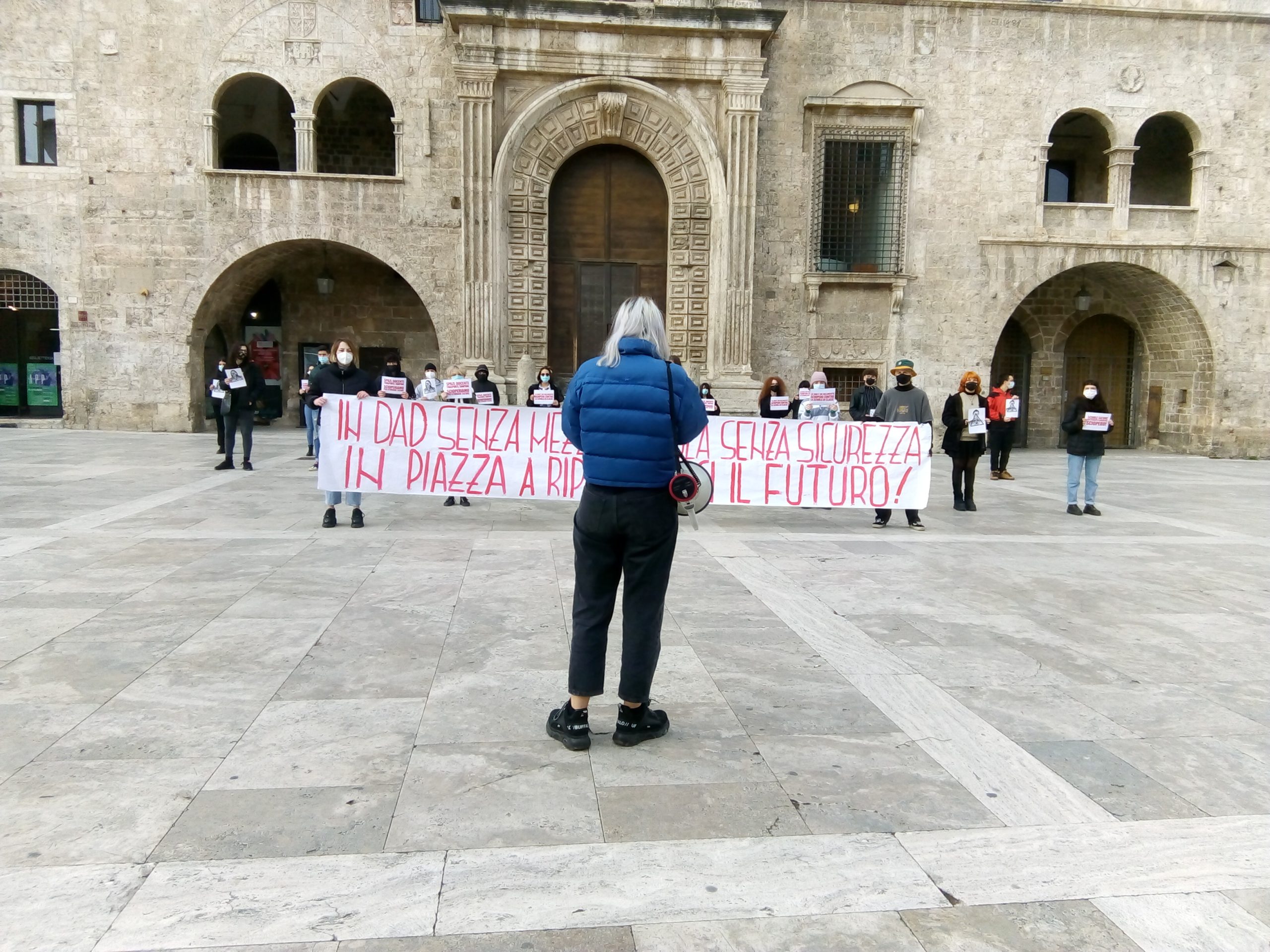 Scuola: studenti in piazza
