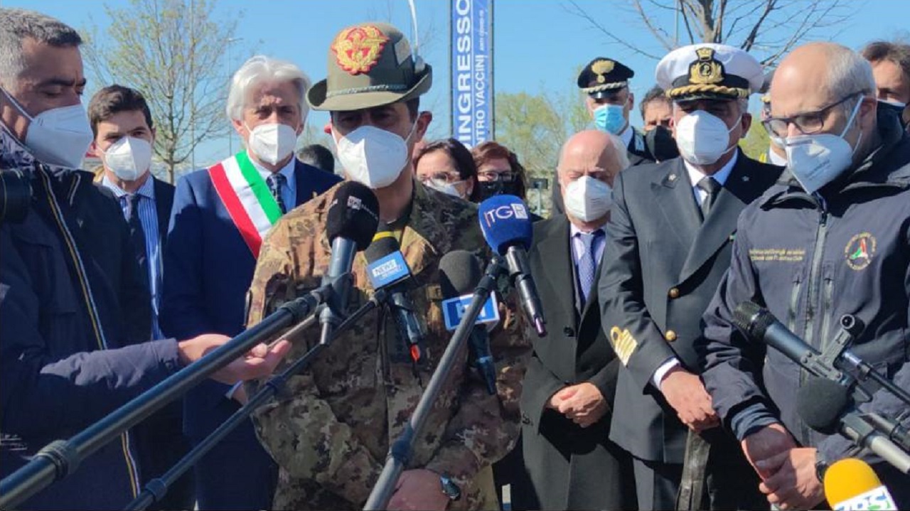 Macerata-il-generale-Figliuolo-e-Fabrizio-Curcio